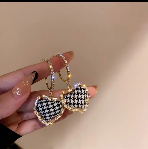 Heart Shaped Houndstooth Earrings - Picture 1 of 5